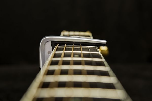 Каподастр для акустической гитары Dunlop 63CSC Satin Chrome Acoustic Trigger Fly Curved Capo 128176 фото