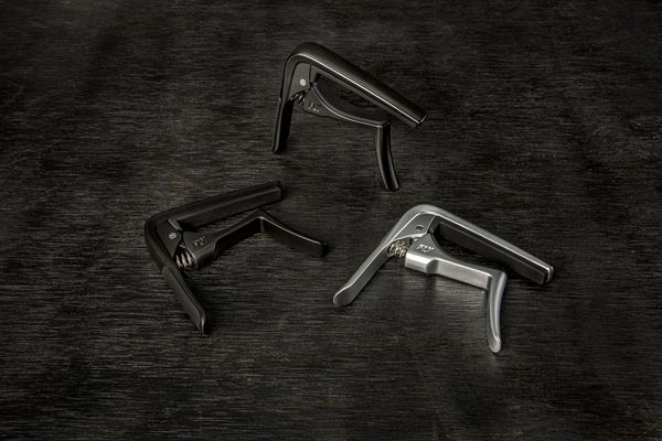 Каподастр для акустической гитары Dunlop 63CSC Satin Chrome Acoustic Trigger Fly Curved Capo 128176 фото