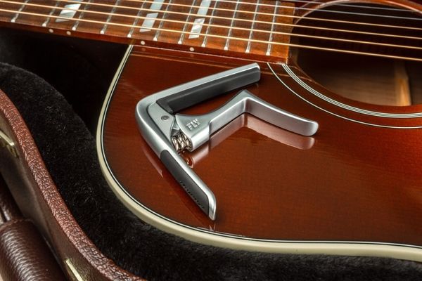 Каподастр для акустической гитары Dunlop 63CSC Satin Chrome Acoustic Trigger Fly Curved Capo 128176 фото