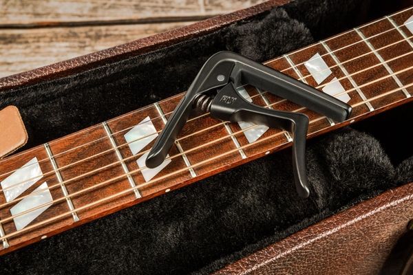 Каподастр Dunlop 63CBK Black Acoustic Trigger Fly Curved Capo 128175 фото