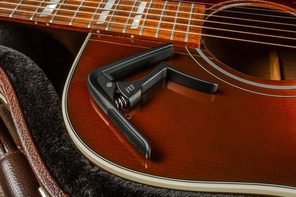Каподастр Dunlop 63CBK Black Acoustic Trigger Fly Curved Capo 128175 фото