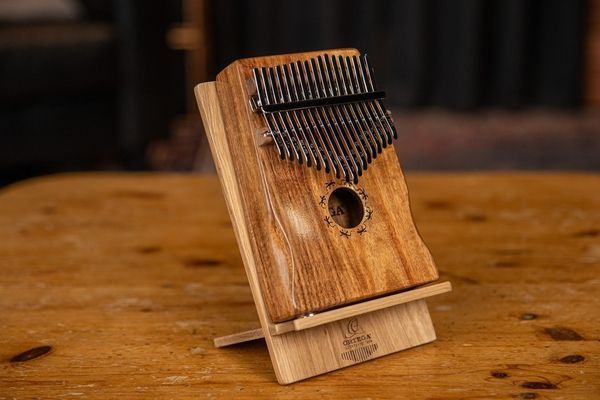Калимба с подключкой Ortega Lizard OKB1E Solid Acacia, 17 Keys