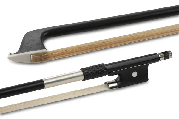 Glasser Fiberglass 4/4: a fiberglass stick with natural hair, distinct from a carbon bow.