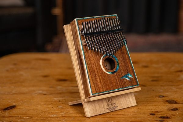 Калимба Ortega 30th Anniversary Solid Acacia OKB30TH-DO Dolphins, 17 Keys