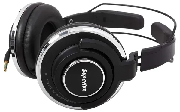 Superlux HD631: характерне наголов’я, чашки та кабельне підключення.